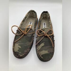 Minnetonka Men’s Fur Lined Trapper Camo Print Moccasin Slippers Size 8 NWOT